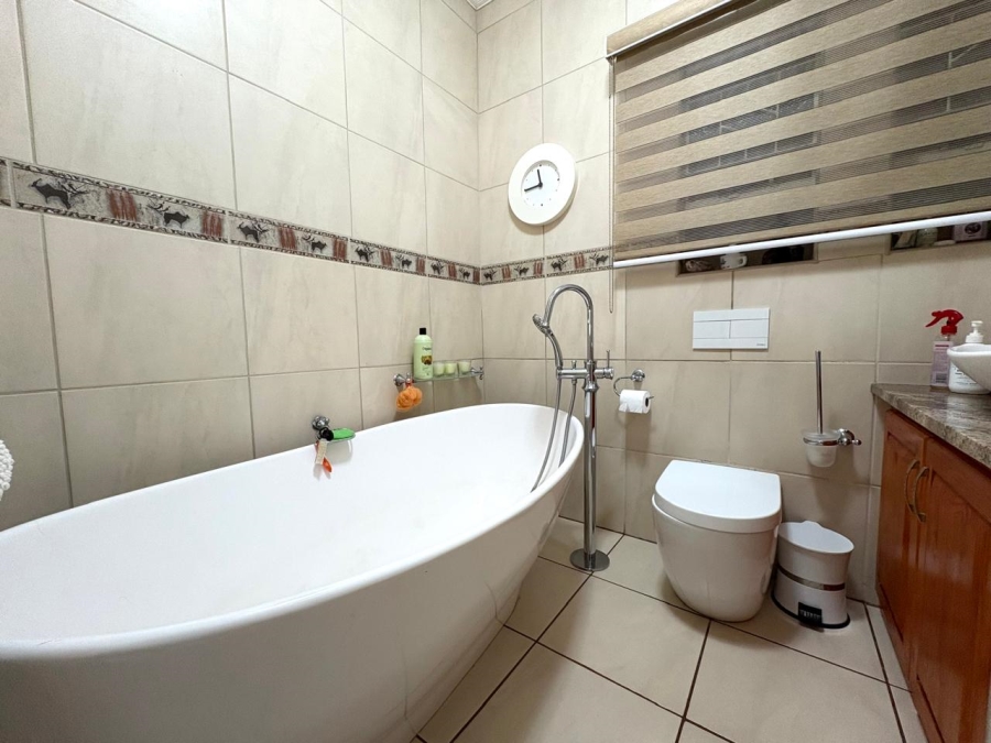 6 Bedroom Property for Sale in Lakeview Free State